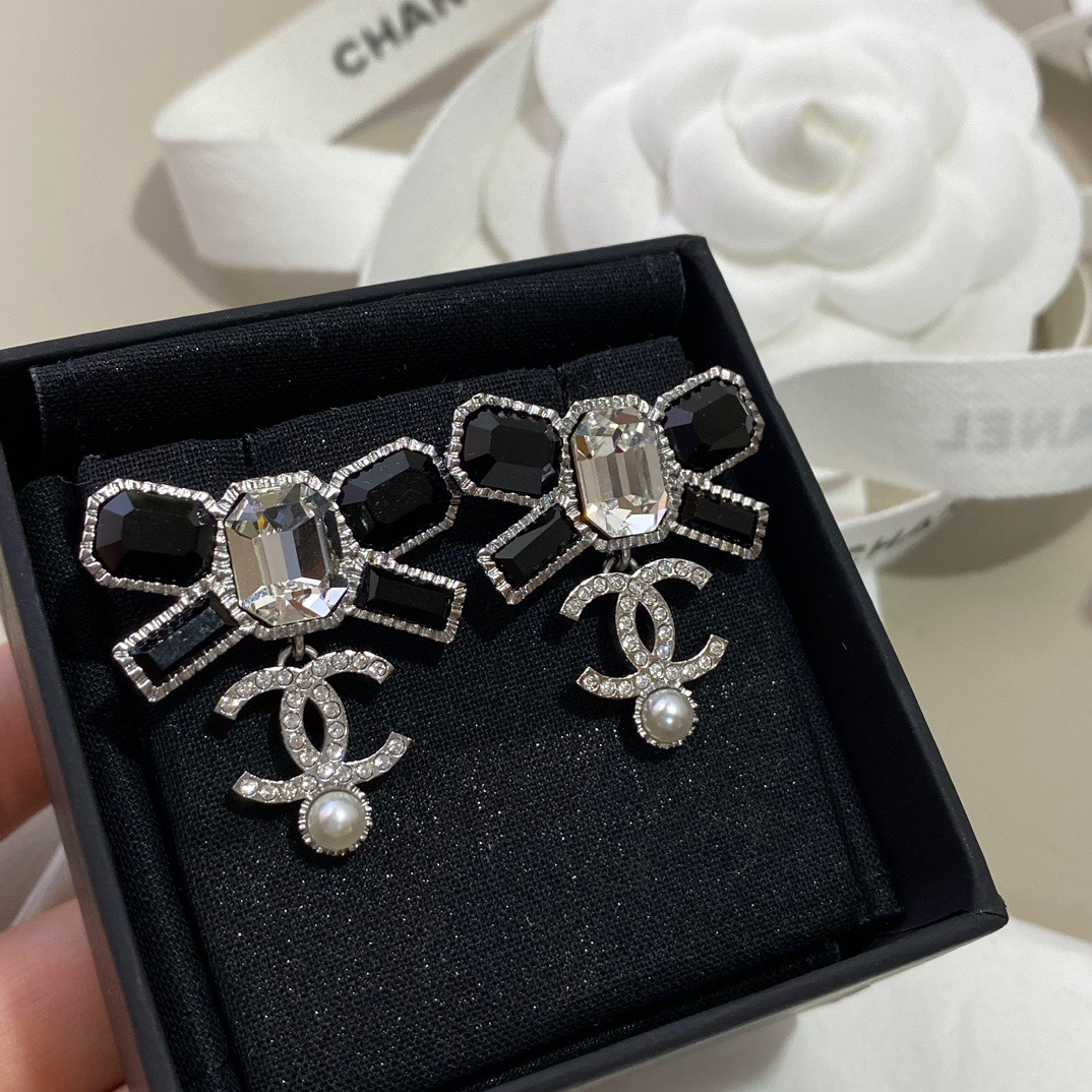 Chanel Shannon 23k black and w